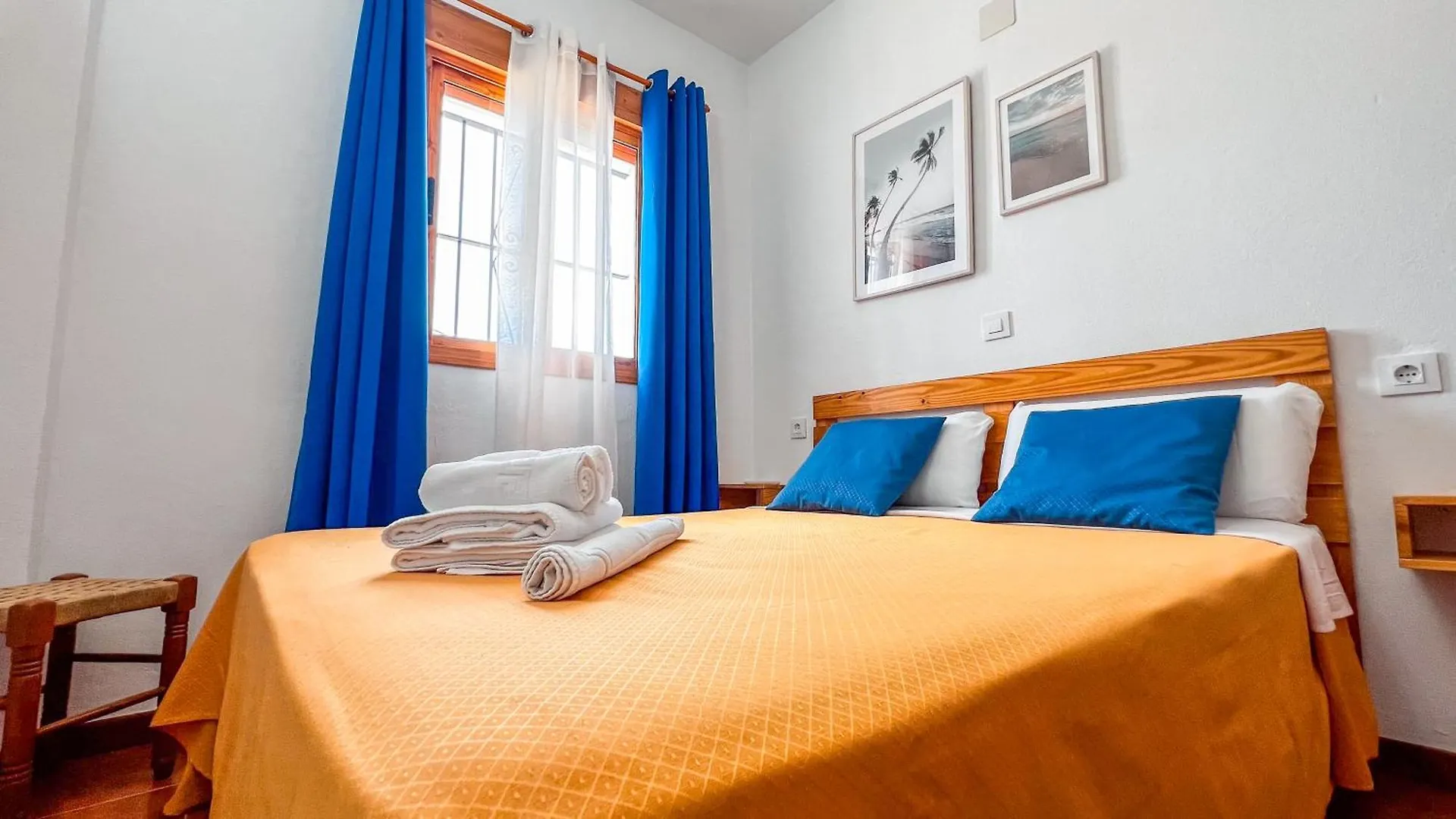 La Tortuga Lodging Rooms Tarifa 0*,  Spain